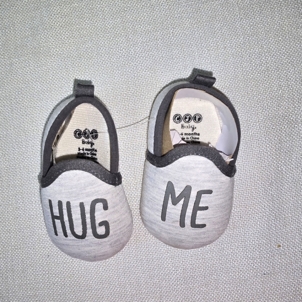 CJP Baby Gray Baby Shoes with 'Hug Me' Design NWOT 3-4 Months